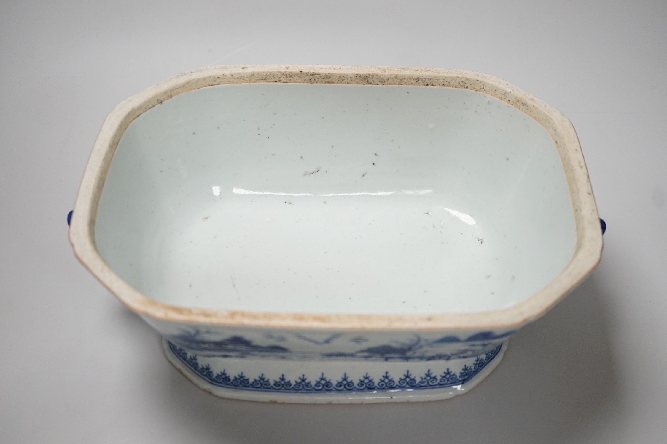 An 18th century Chinese export blue and white porcelain tureen and cover, 24cm high, 30cm wide.